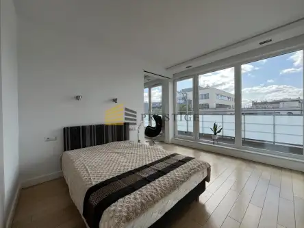 Warszawa ,  Wspólna   8