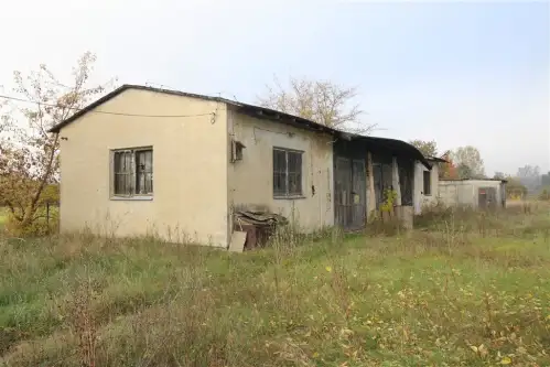 Mała wieś przy drodze   3