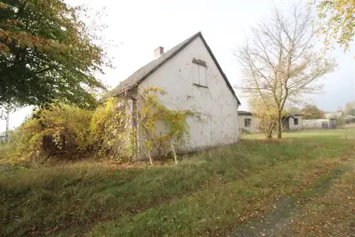 Mała wieś przy drodze   5