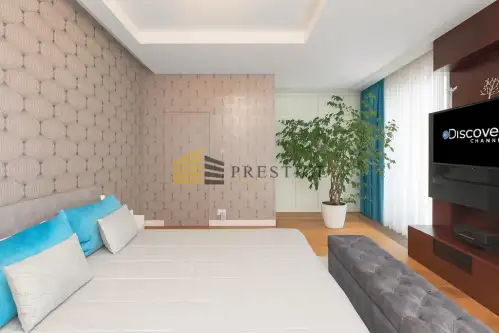 Warszawa ,  Piękna   8