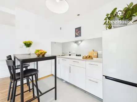 Mikołajki ,  Plac Wolności   8