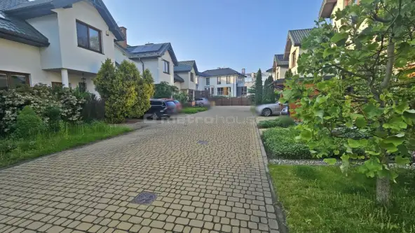 Julianów ,  Leszczynowy Zaułek   10