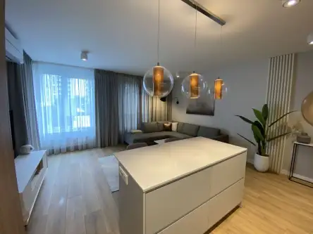 Warszawa ,  Garażowa   4