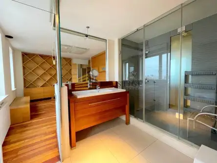 Warszawa ,  Skwer Kard. Stefana Wyszyńskiego   11