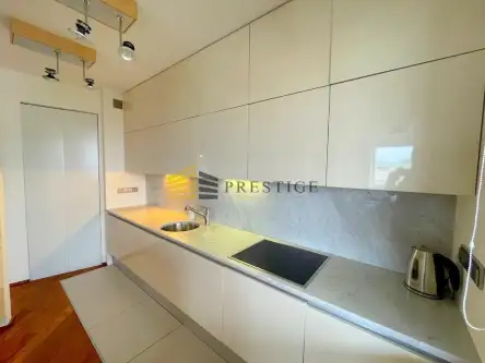 Warszawa ,  Skwer Kard. Stefana Wyszyńskiego   8